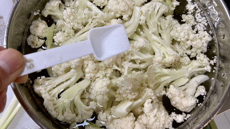 干锅菜花五花肉,花菜去根,切小块,淡盐水浸泡10分钟