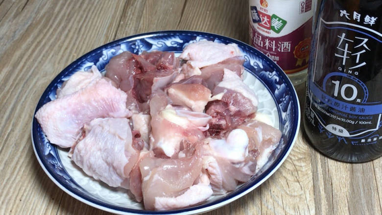 板栗焖鸡肉,鸡腿洗净,剁成小块备用