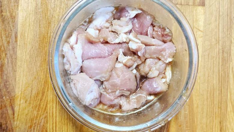 山药瘦肉汤,腌制一会