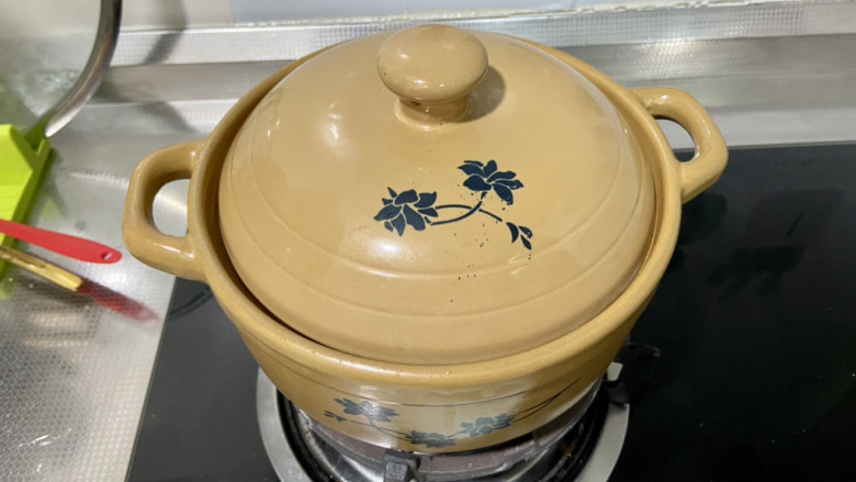 五花肉焖莲藕,加盖,小火炖煮一个小时