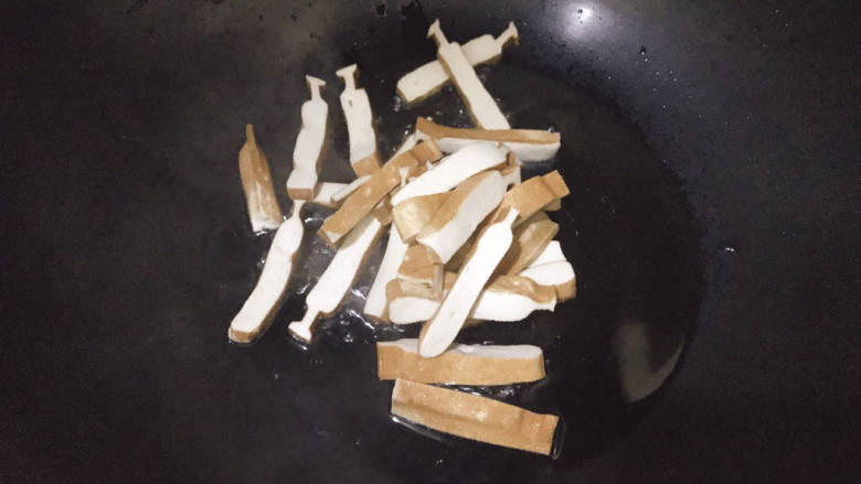 芹菜炒香干,起油锅,下香干翻炒