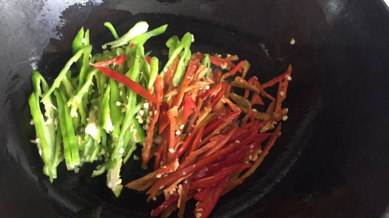 白萝卜炒鸡蛋,下入青红椒煸炒