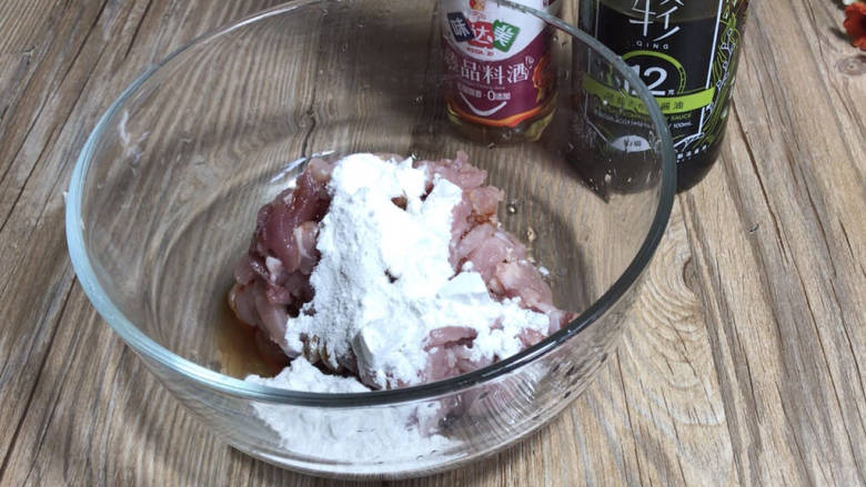 青葱炒肉丝,加入<a style='color:red;display:inline-block;' href='/shicai/ 718'>料酒</a>、轻盐酱油、淀粉抓捏均匀,腌制备用