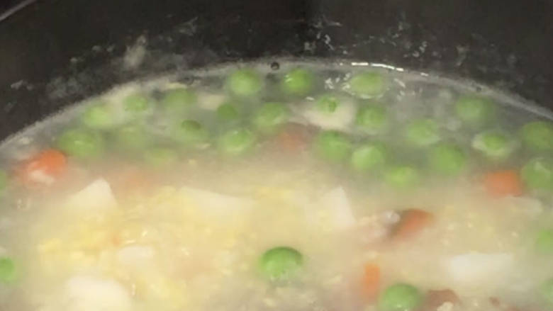 芋头粥,放入煮好的粥锅中,拌匀至沸腾