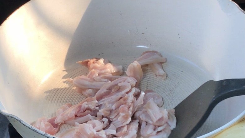 五花肉炒黄瓜,起锅放入五花肉,煸炒至出油