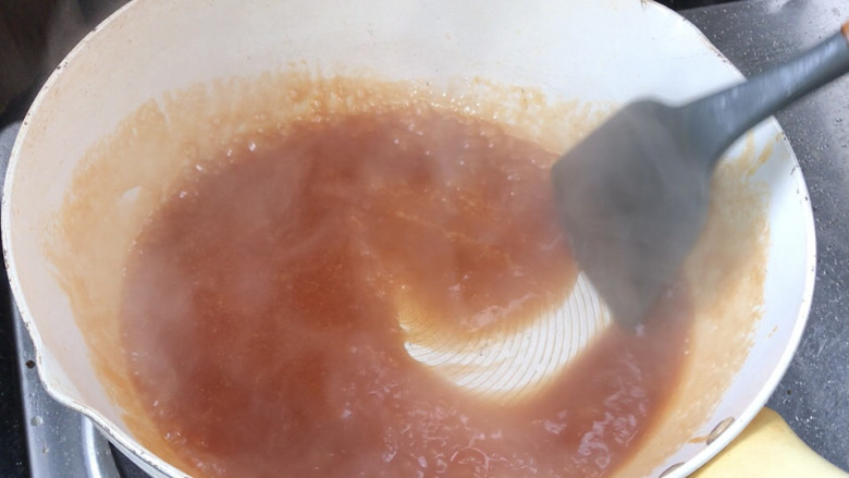 豆腐鲍鱼,倒出热油,锅留底油,倒入料汁搅拌至沸腾