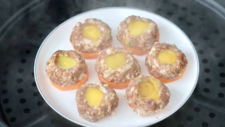 鹌鹑蛋蒸肉末,锅中倒入适量清水烧开,放入蒸锅。