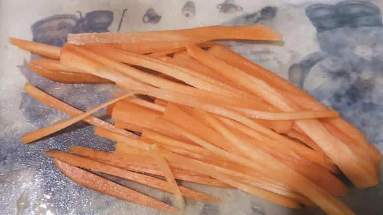 包菜胡萝卜炒鸡蛋,胡萝卜去皮,切丝