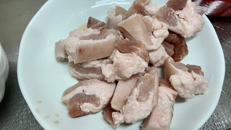 五花肉焖莲藕,五花肉表皮刮干净,切一公分厚的块,洗净