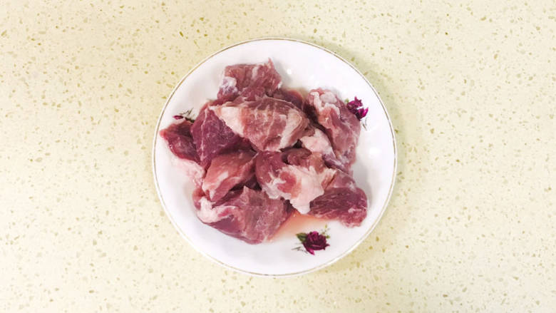 猪肉烧板栗,<a style='color:red;display:inline-block;' href='/shicai/ 414'>猪肉</a>切成滚刀块,加水浸泡,去除血水