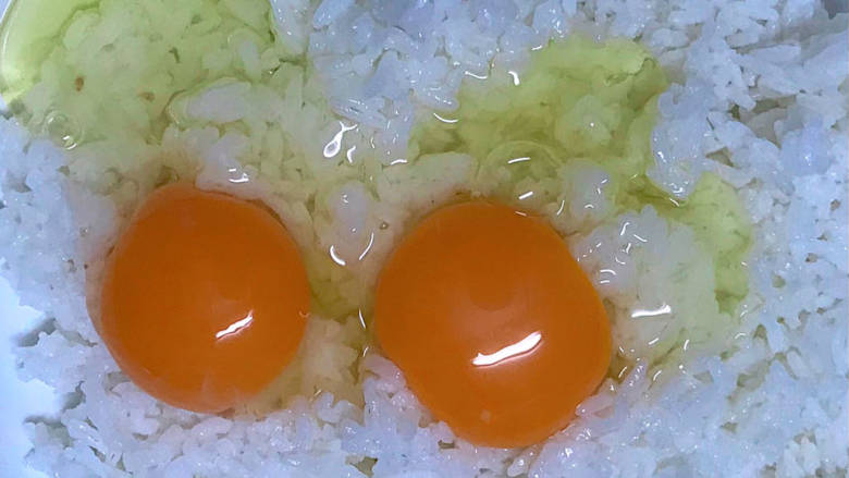 玉米虾仁蛋炒饭,下两个蛋,将蛋液和白米饭搅拌均匀,让蛋液紧紧包裹着白米饭