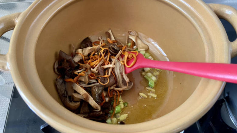 豆腐蛋花汤➕杂菌豆腐蛋花汤,加入杂菌,中小火炒干水分