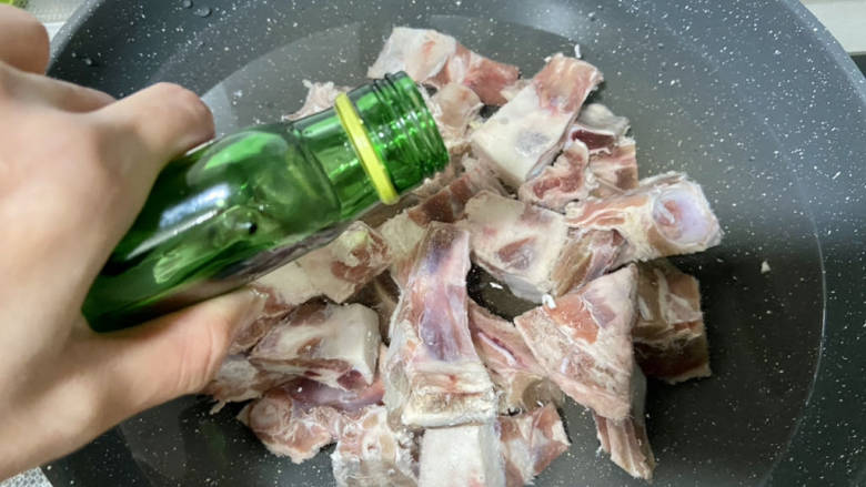 羊肉荞麦面,羊排冷水下锅,加一汤匙<a style='color:red;display:inline-block;' href='/shicai/ 900'>白酒</a>