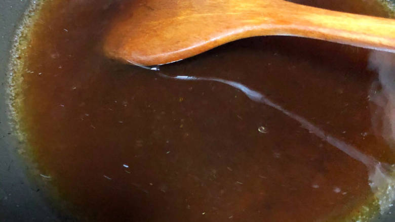 卤鸭,熬到变红,关火,等锅稍微凉下倒入凉水搅匀,不能太烫也不能太凉倒水,将糖水倒出来备用