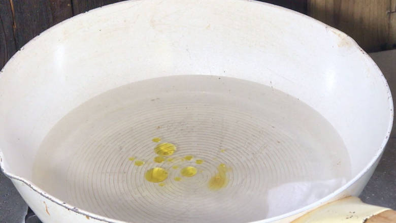 小炒毛豆,起锅烧开水,放入少许盐和油
