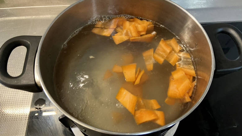 腐竹炒虾仁,下胡萝卜片,焯水十几秒捞出沥水备用