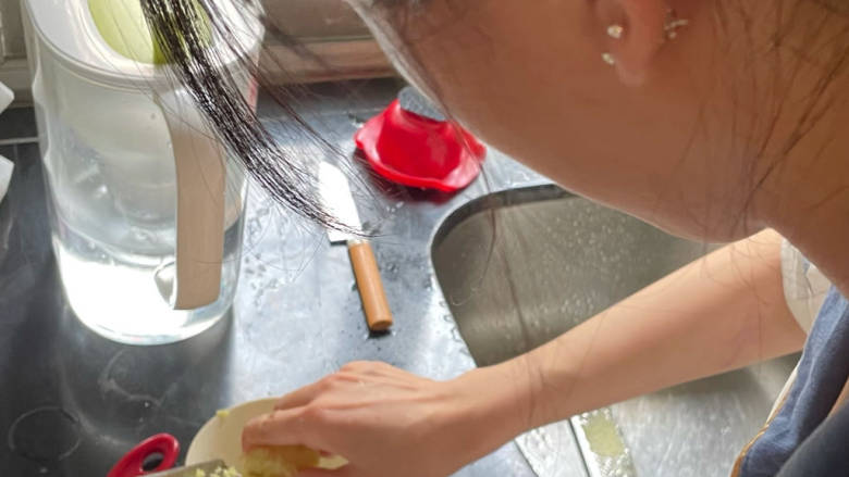 姜撞奶,先把生姜的皮去掉