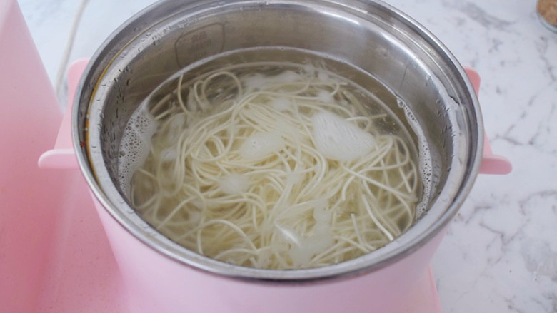 肉酱拌面,另起锅放入<a style='color:red;display:inline-block;' href='/shicai/ 526'>面条</a>煮熟