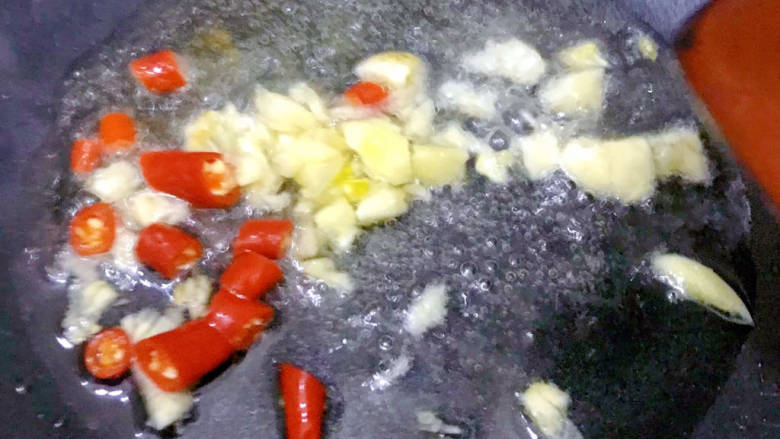 荷兰豆炒花菜,热锅下油,倒入配料翻炒