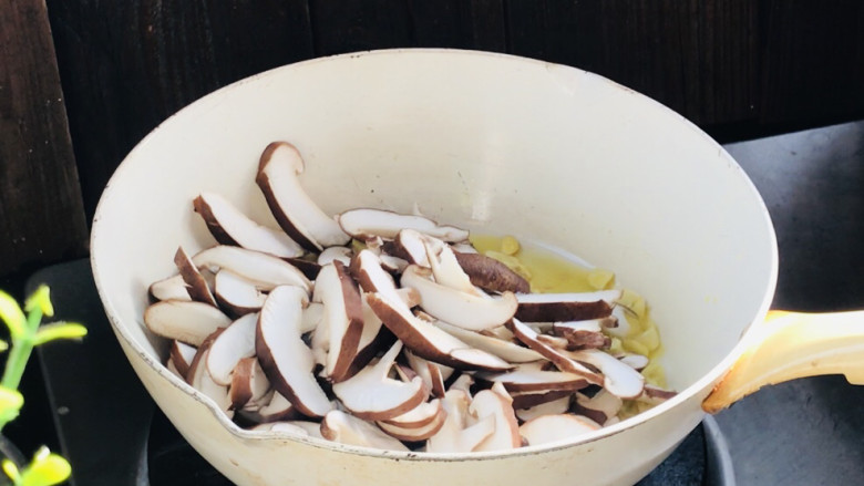 香菇炒生菜,放入香菇,炒至变软
