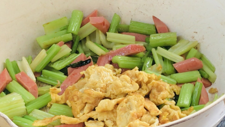青菜火腿炒鸡蛋,加入鸡蛋,翻炒均匀至入味