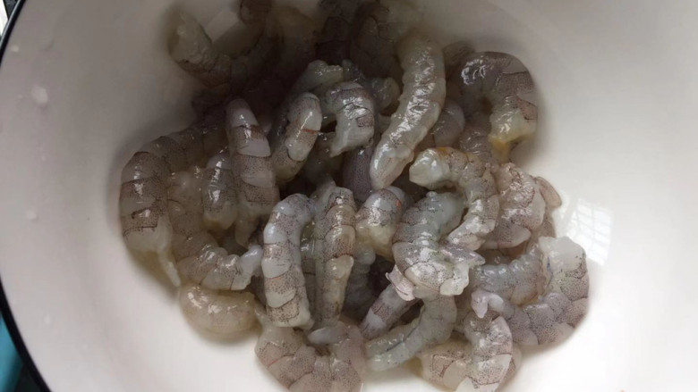 樱桃虾仁,去掉虾头,将虾肉剥出,冲洗一下