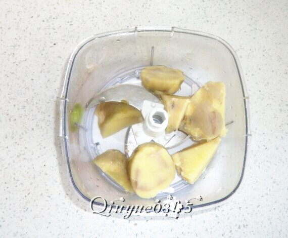鸡汁芥末土豆泥,土豆蒸熟后去皮,搅碎或用小勺压碎成泥。