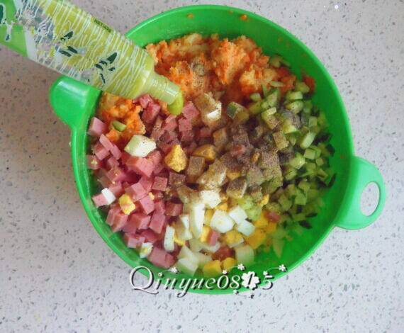 鸡汁芥末土豆泥,把所有弄好的食材放一起,放<a style='color:red;display:inline-block;' href='/shicai/ 720'>胡椒粉</a>、放青芥。搅匀。