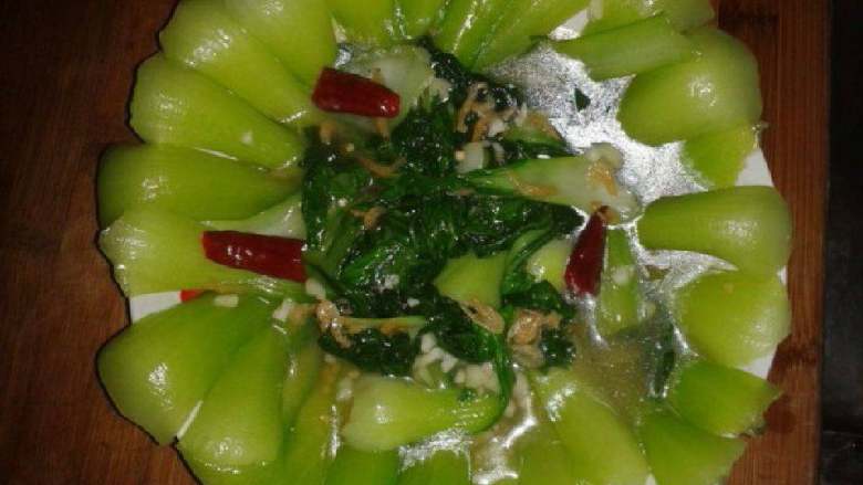 蚝油油菜,油烧热，放入<a style='color:red;display:inline-block;' href='/shicai/ 1694'>海米</a>小红辣椒煸炒香，快速放入油菜，大火翻炒，放入少许盐，耗油，快速翻炒，待出汤之前迅速放入鸡精，水淀粉，出锅