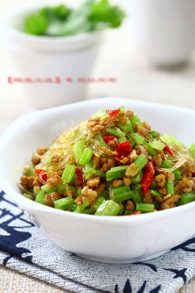 剁椒香芹炒粉丝