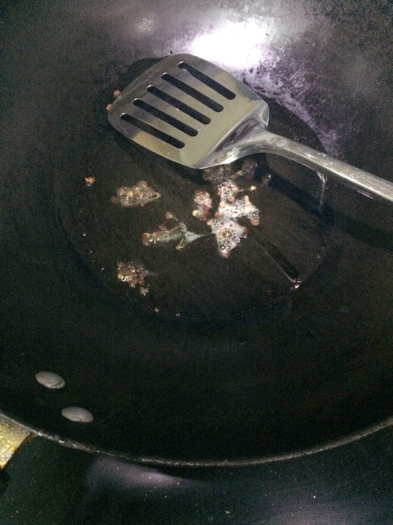 剁椒烧鲤鱼,如图锅里加油烧热,下花椒粒炒香