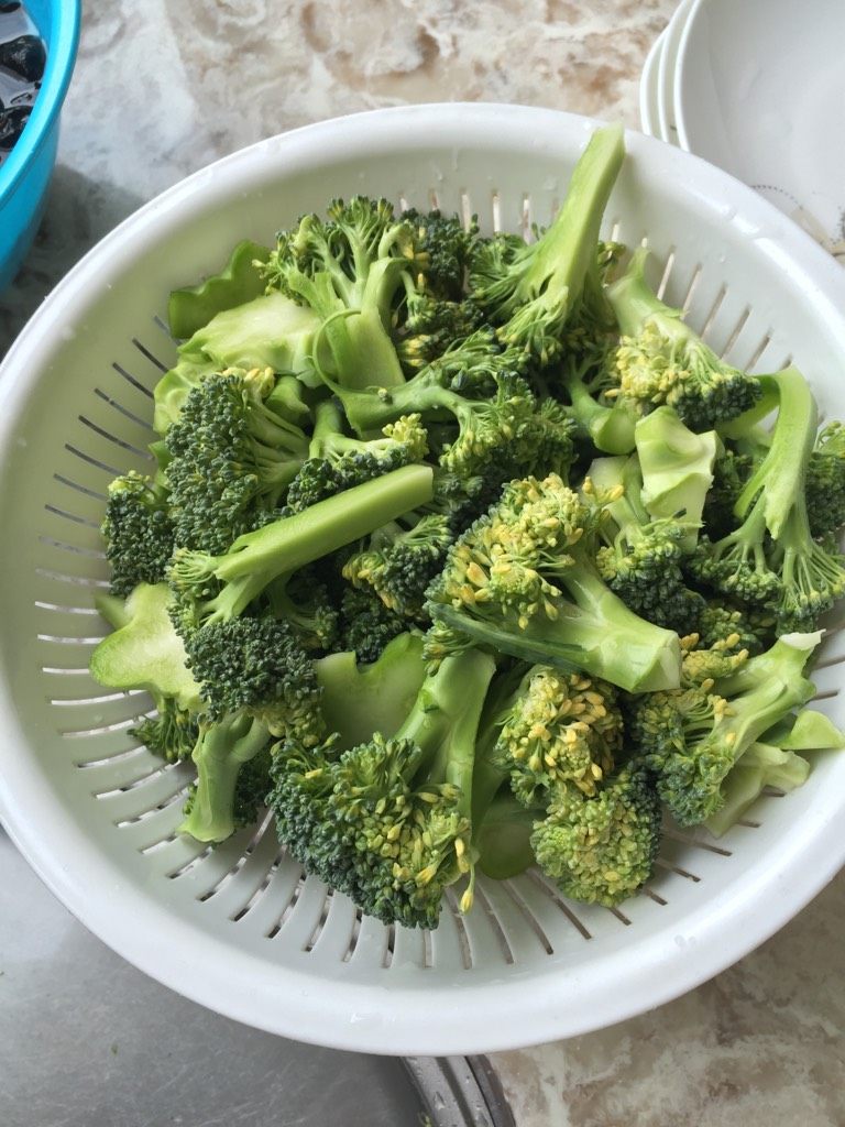 清炒西兰花,如图，撕小块，洗干净，备用