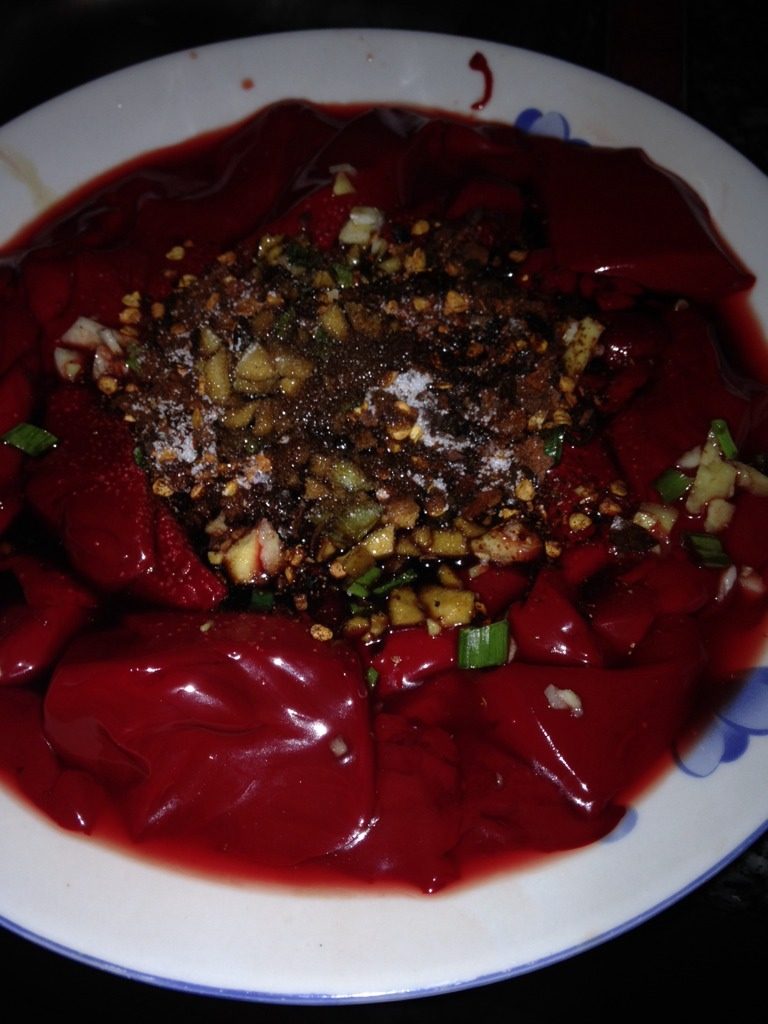凉拌猪血,如图<a style='color:red;display:inline-block;' href='/shicai/ 62'>辣椒</a>面，<a style='color:red;display:inline-block;' href='/shicai/ 692'>酱油</a>，盐，醋，就成功了：（简单好吃，但是必须是喜欢吃的人哦，晕血的人不要吃嘿嘿怕你晕过去）
