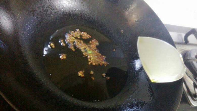麻辣煮千张(豆腐皮),锅里烧热后,倒入适量的油,烧热后放入花椒粒爆香后捞出花椒颗粒丢掉。
