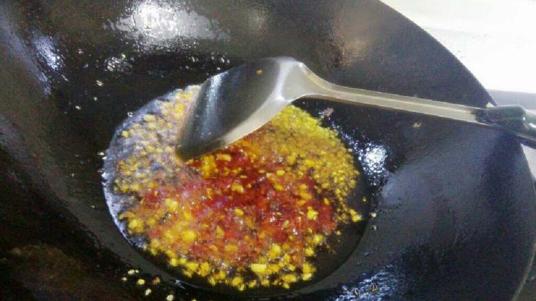 麻辣煮千张(豆腐皮),倒入姜蒜末和豆瓣酱炒香。
