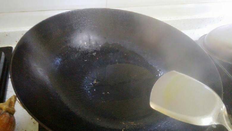 麻辣煮千张(豆腐皮),锅里倒油烧至冒烟关火。