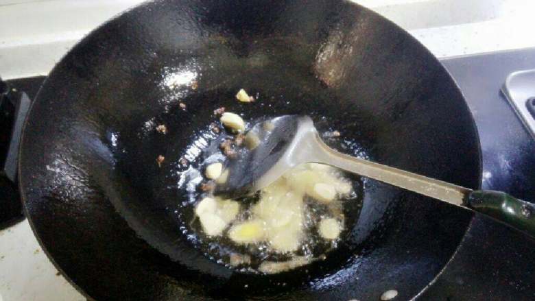 香菇莴笋烧虾饺肚条,锅里倒入适量油,烧热后,放入葱姜蒜和花椒爆香。