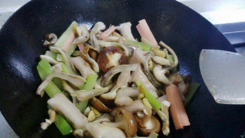 香菇莴笋烧虾饺肚条,依次放入香菇,火腿翻炒,最后放入莴笋炒匀。