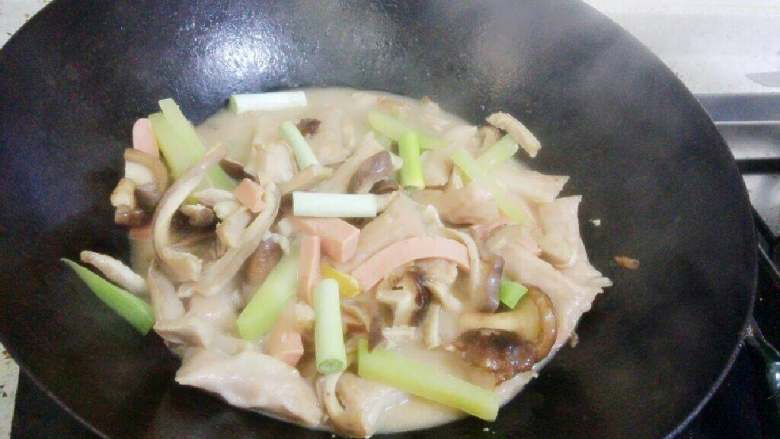 香菇莴笋烧虾饺肚条,倒入适量高汤,汤要没过食材。大火烧开后转中小火煮至汤汁变浓,调入适量盐味和少量鸡精关火。