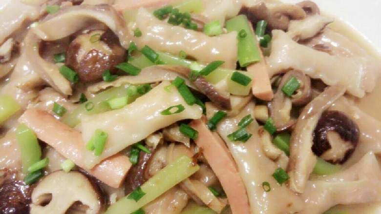 香菇莴笋烧虾饺肚条,真的是清淡又鲜美啊~