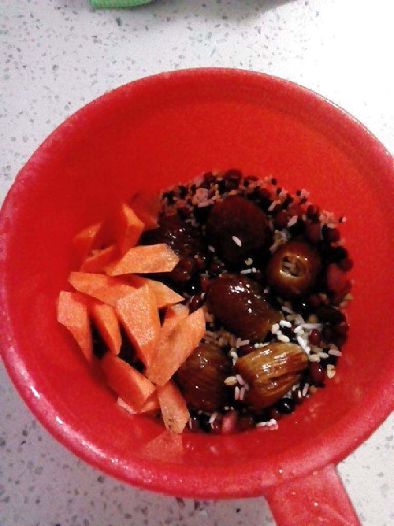 腊八粥,将材料洗净泡一小时，<a style='color:red;display:inline-block;' href='/shicai/ 615'>蜜枣</a>与<a style='color:red;display:inline-block;' href='/shicai/ 25'>胡萝卜</a>洗净即可，<a style='color:red;display:inline-block;' href='/shicai/ 25'>胡萝卜</a>切小块。