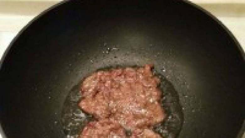 黑胡椒牛排,放油，小火慢煎，看到变色后，每面再煎十来秒就好。