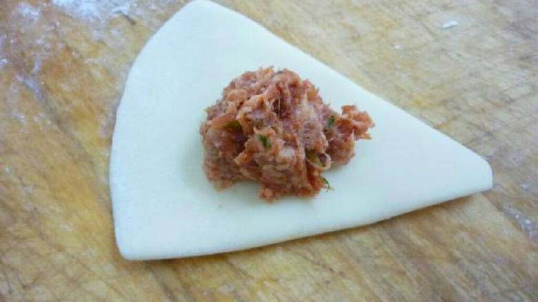 蝴蝶蒸饺,3.把面皮翻过来,放入馅心。