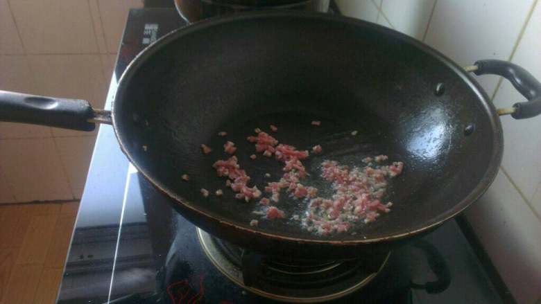 肉酱嫩豆腐,炒锅放油烧热,下肉粒儿炒至变色;