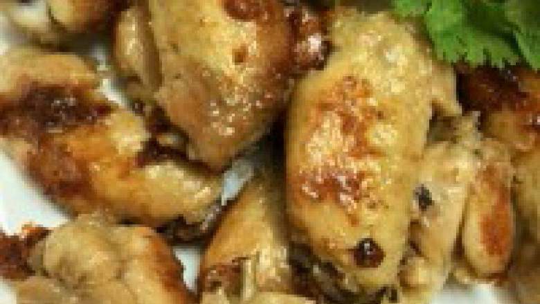 电饭锅版盐焗鸡翅,电饭锅盖上,按下煮饭键-跳保温键-再按煮饭键-跳保温键-给鸡翅翻身-煮饭键-跳保温键,一共按下3次煮饭键,鸡翅才能熟透,我试验过几次了~ 半个小时后,美味出场,华丽丽的变身~看那鸡翅的颜色,香到骨头里去哇~好吃到没朋友!!!!(喜欢吃虾的,第3次按煮饭键时可以丢几只虾进去D,太早放进去的话虾本身的水份容易干掉,没那么鲜嫩多汁了哇~)