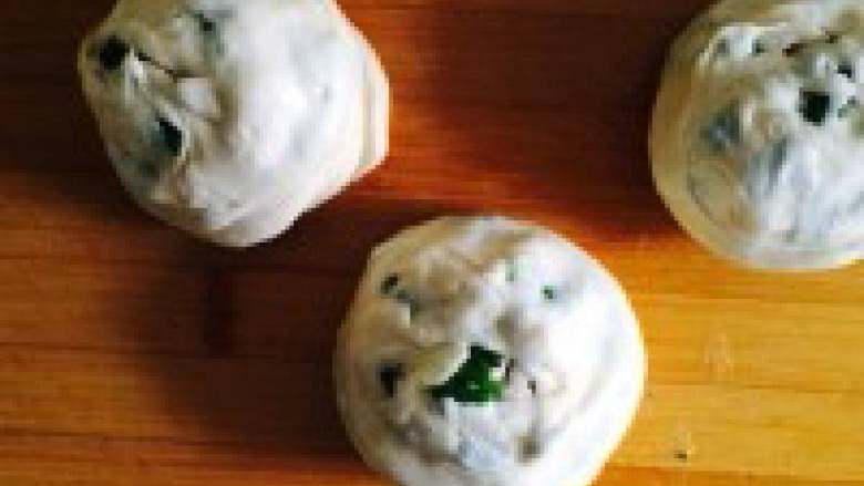 葱油饼,把卷好的面饼平均分成几份
