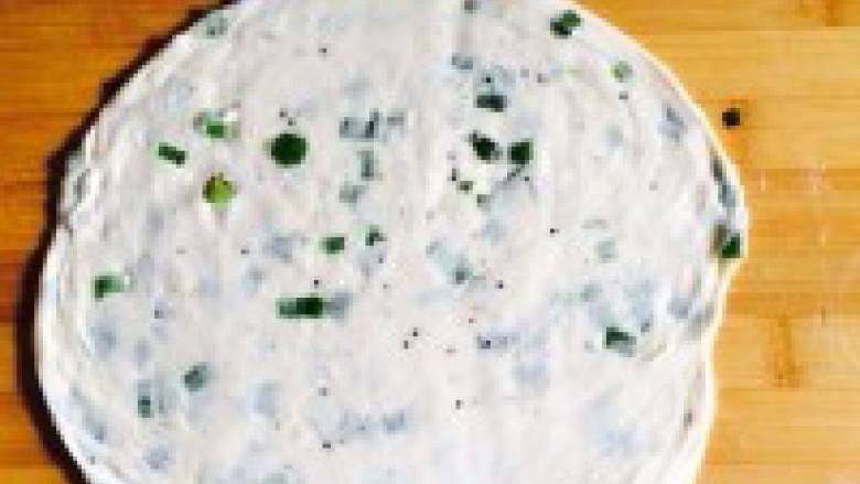 葱油饼,擀成一个小饼,不能擀得太薄