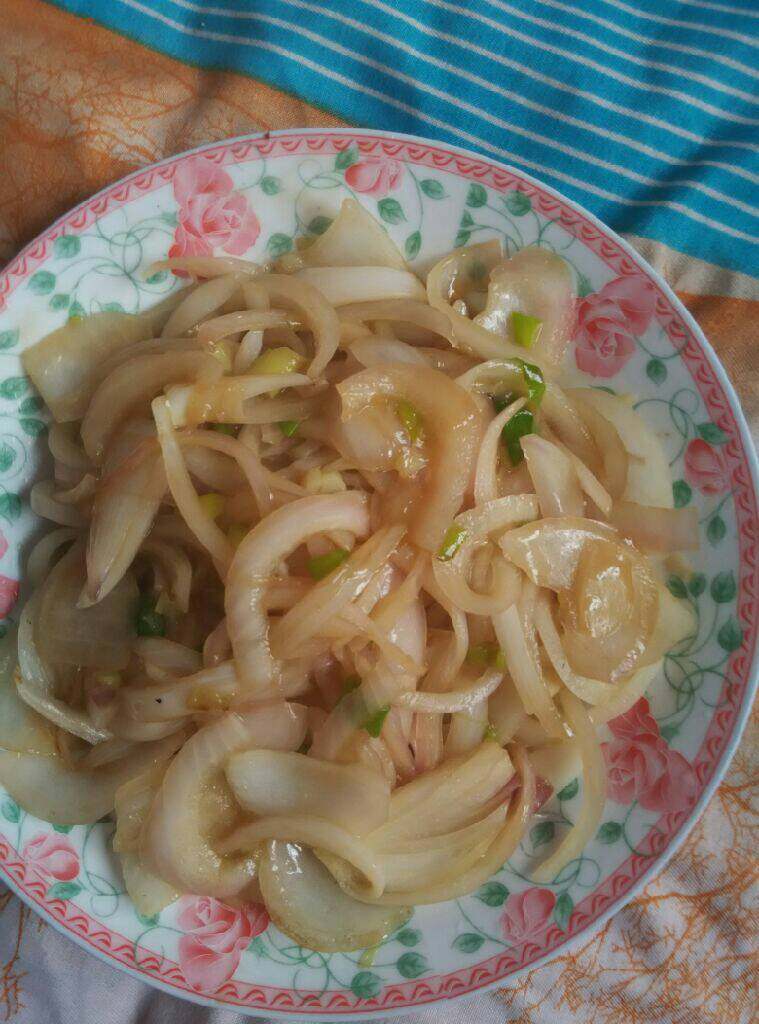 清炒洋葱,炒锅放油，放葱花，洋葱片放入翻炒，加醋，盐，味精，味极鲜，翻办均匀出锅