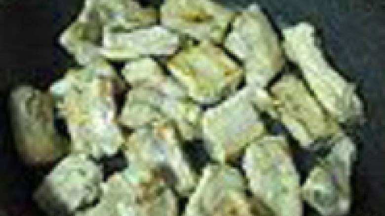 糖醋排骨,放入排骨,一直煸炒到排骨变色后,表面金黄微焦。