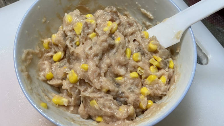 海鲜小馄饨➕鲜虾玉米猪肉馄饨,加入甜玉米粒和虾仁碎拌匀,尝下咸淡,如果觉得淡,可以补充一点食盐拌匀